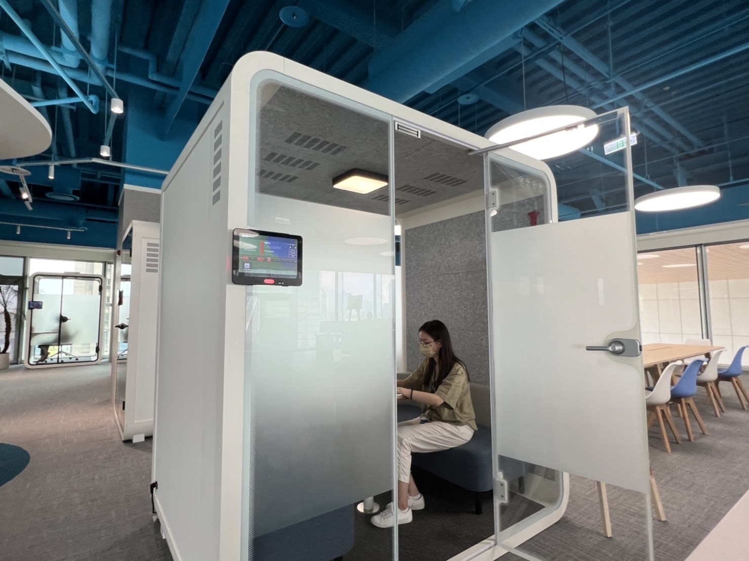 红蓝高雄據點的智慧行動辦公艙，展現红蓝在面板以外的研發應用軟實力